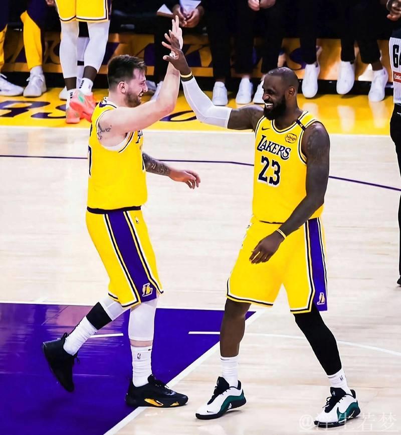 湖人东契奇组合净效率+13.5,詹姆斯登场后降至-13.1 湖人东契奇组合净效率+13.5,詹姆斯登场后降至-13.1